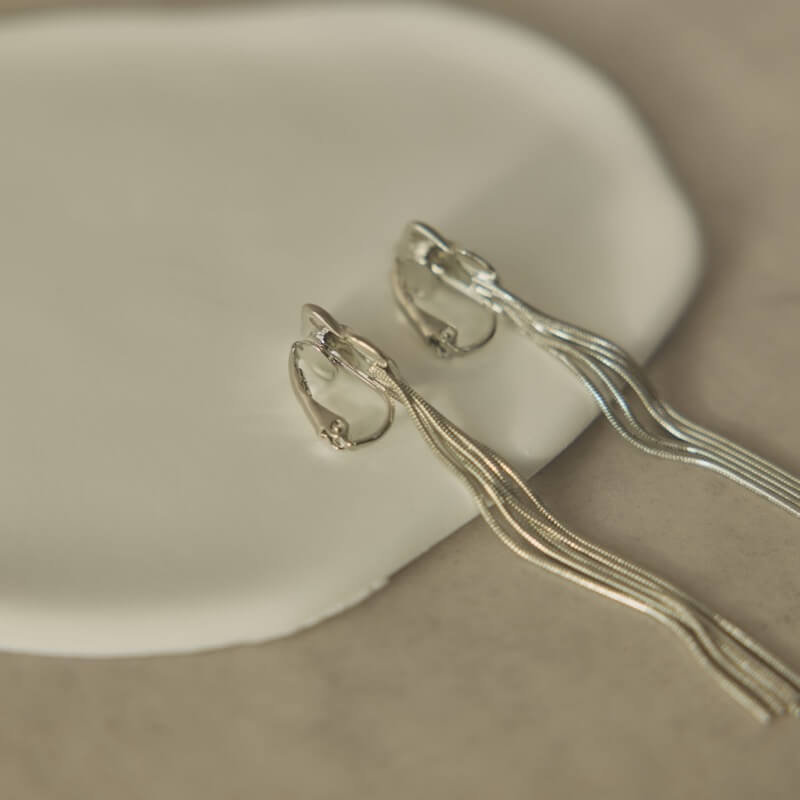 シルバーのフリンジチェーンイヤリング