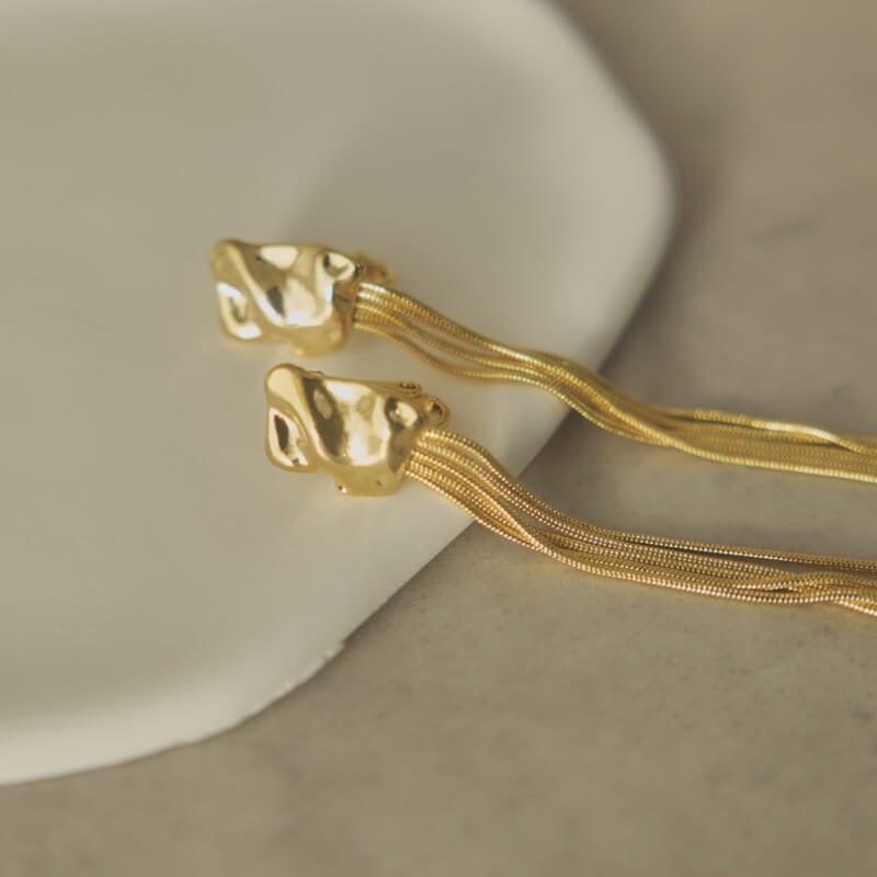 ゴールドのフリンジチェーンイヤリング