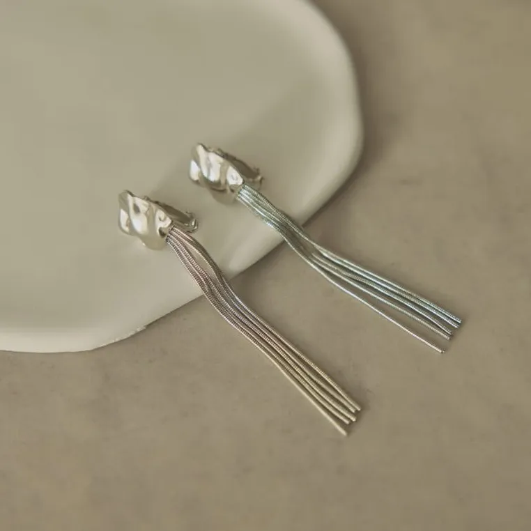 シルバーのフリンジチェーンイヤリング