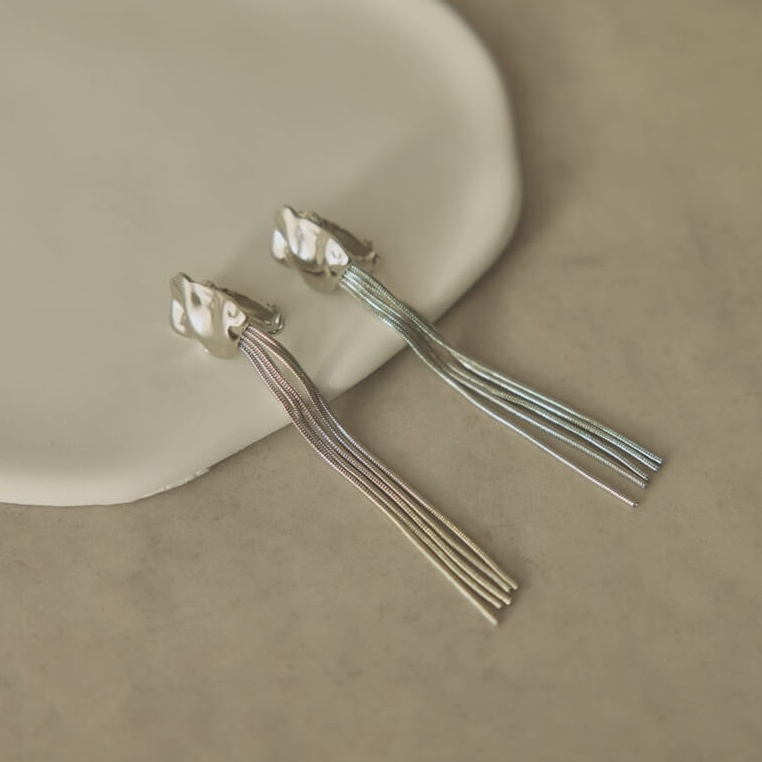 シルバーのフリンジチェーンイヤリング