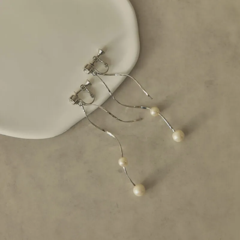 シルバーのツイストバーパールイヤリング