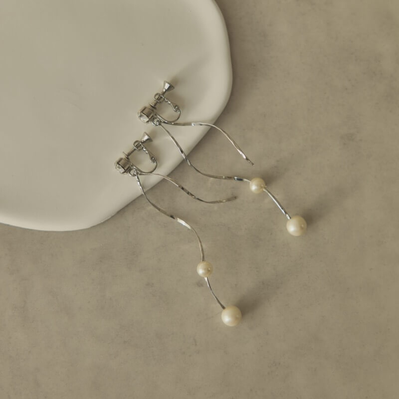 シルバーのツイストバーパールイヤリング