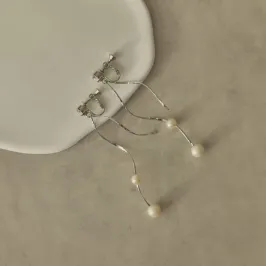 シルバーのツイストバーパールイヤリング