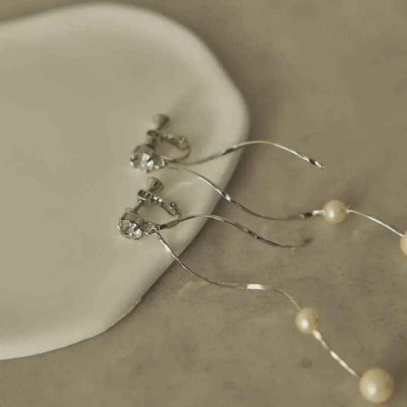 シルバーのツイストバーパールイヤリング