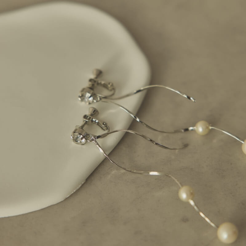 シルバーのツイストバーパールイヤリング