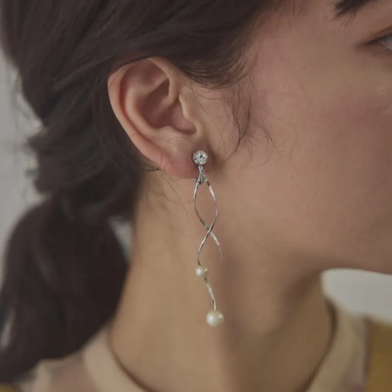 シルバーのツイストバーパールイヤリング