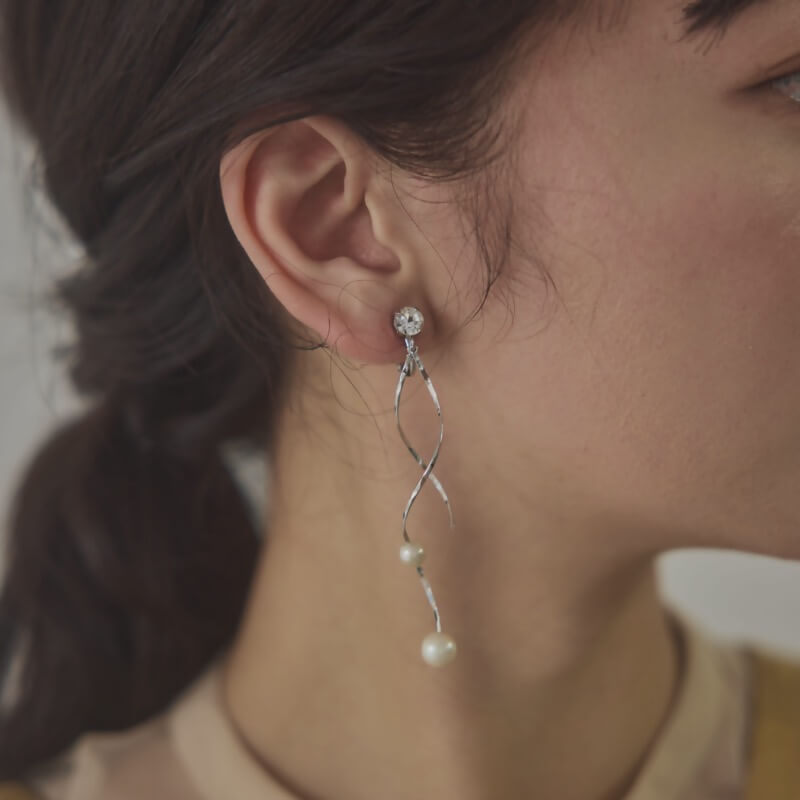 シルバーのツイストバーパールイヤリング