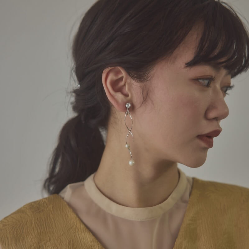 シルバーのツイストバーパールイヤリング