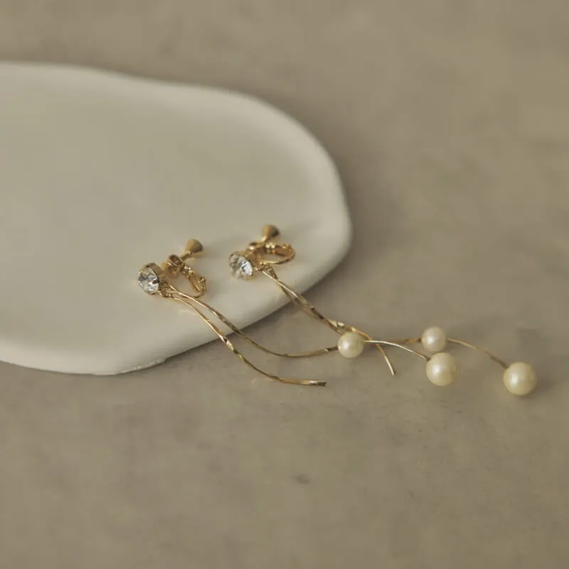 ゴールドのツイストバーパールイヤリング