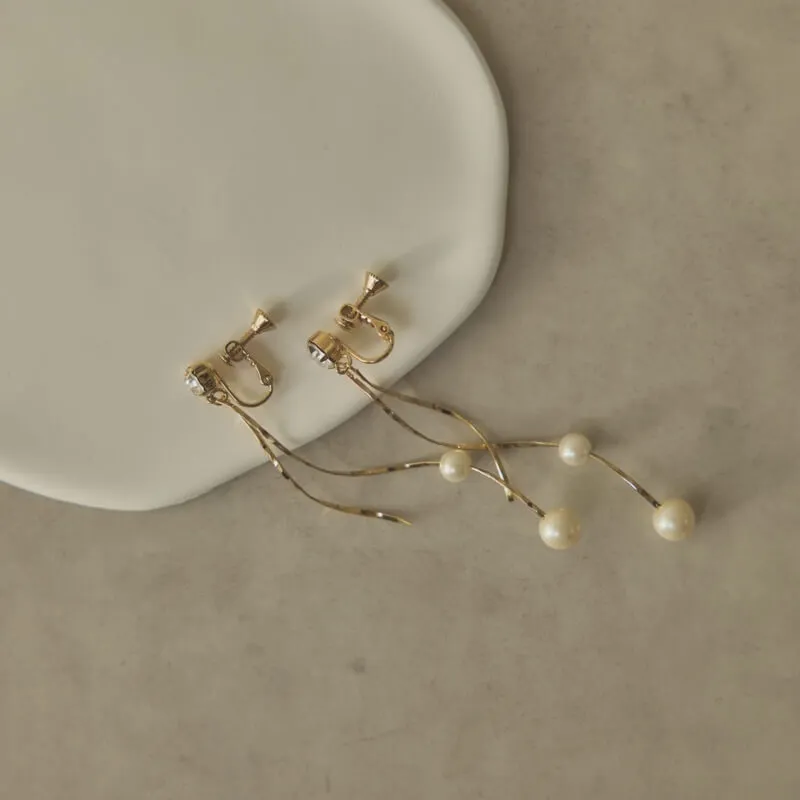 ゴールドのツイストバーパールイヤリング