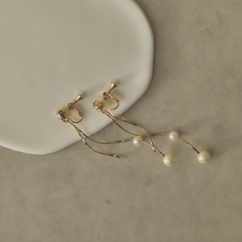 ゴールドのツイストバーパールイヤリング