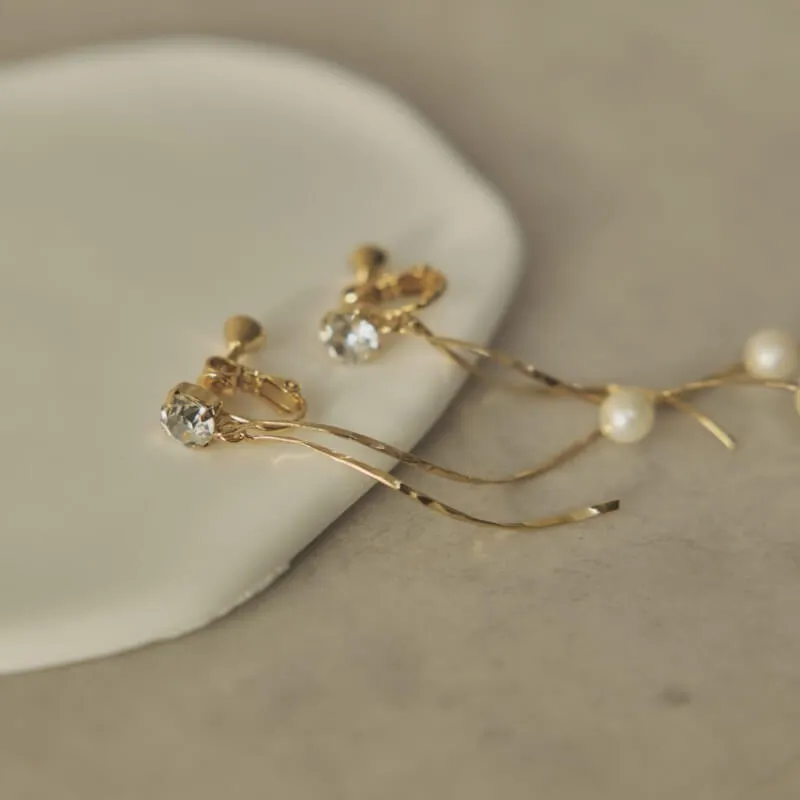 ゴールドのツイストバーパールイヤリング