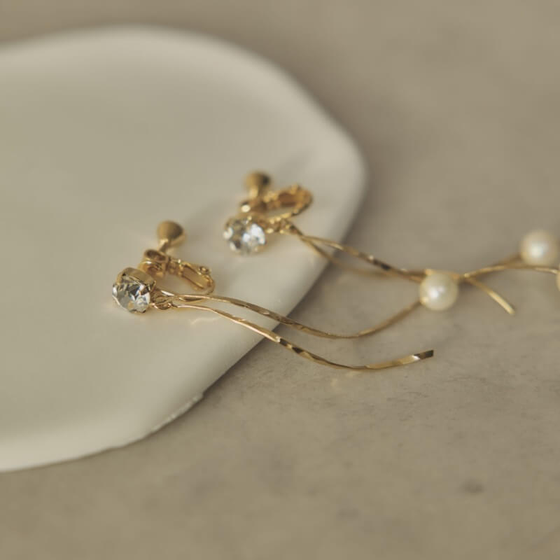 ゴールドのツイストバーパールイヤリング