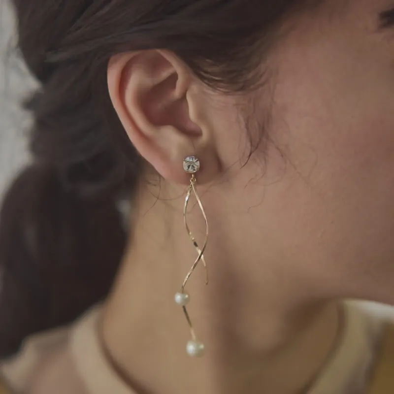 ゴールドのツイストバーパールイヤリング