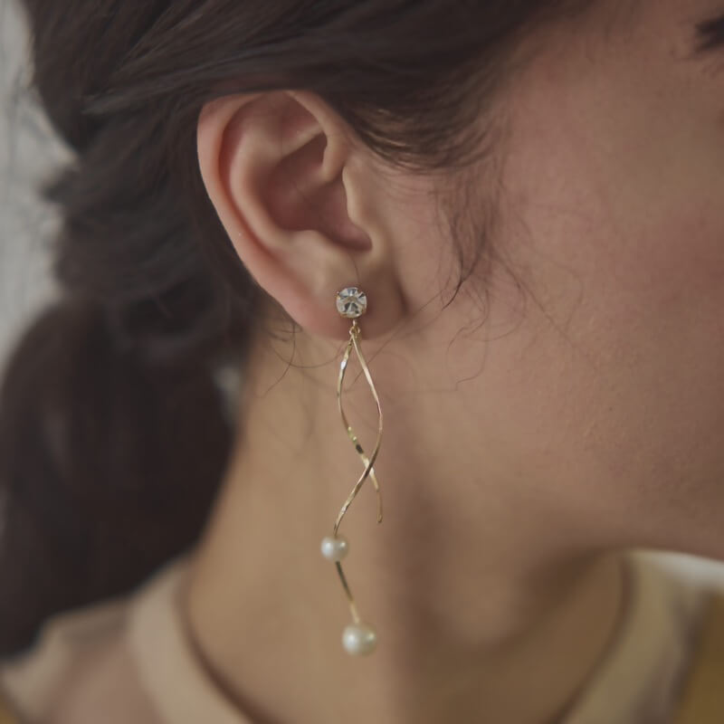 ゴールドのツイストバーパールイヤリング