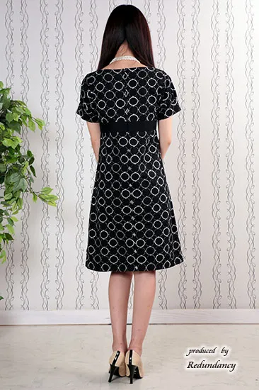 ブラックのハイウエストリボン刺繍ワンピース