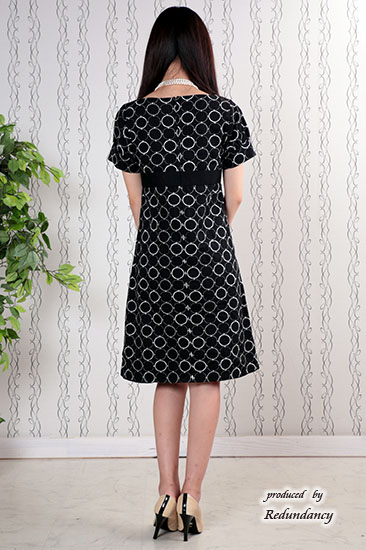 ブラックのハイウエストリボン刺繍ワンピース