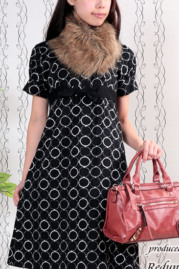 ブラックのハイウエストリボン刺繍ワンピース