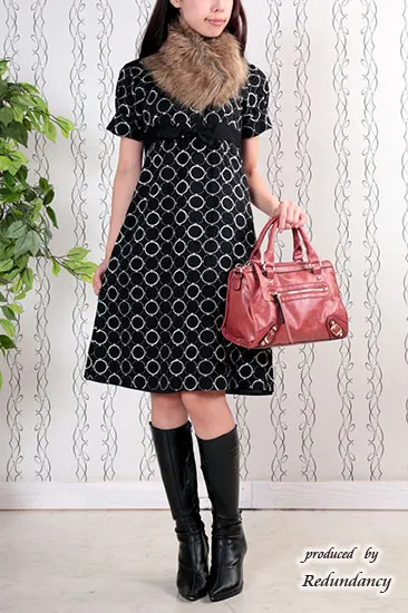 ブラックのハイウエストリボン刺繍ワンピース