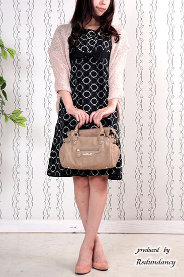 ブラックのハイウエストリボン刺繍ワンピース