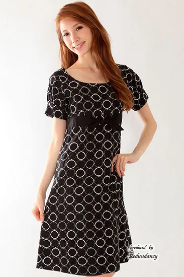 ブラックのハイウエストリボン刺繍ワンピース