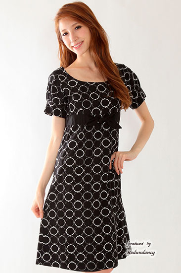 ブラックのハイウエストリボン刺繍ワンピース