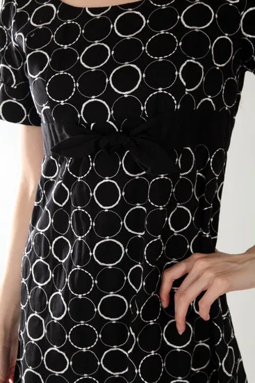 ブラックのハイウエストリボン刺繍ワンピース