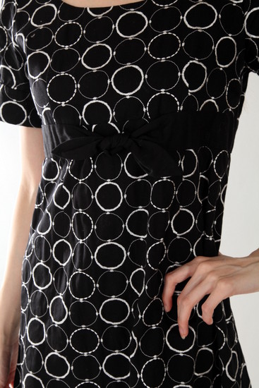 ブラックのハイウエストリボン刺繍ワンピース