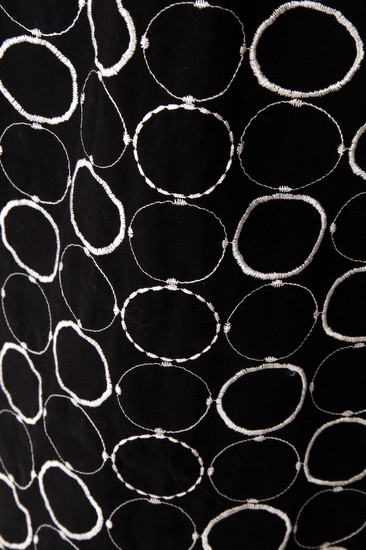 ブラックのハイウエストリボン刺繍ワンピース