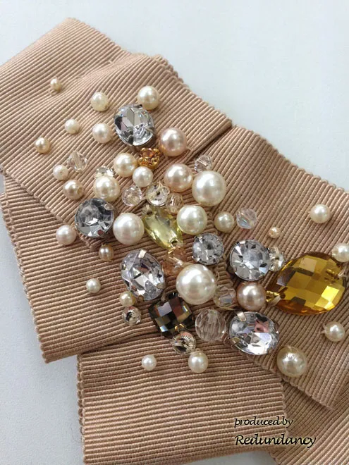 ベージュのデフォルメビジューバレッタ