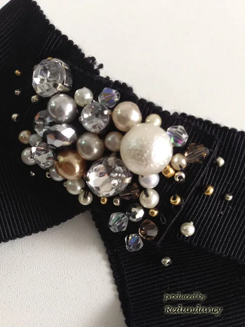 ブラックのリボンビジュー付きバレッタ