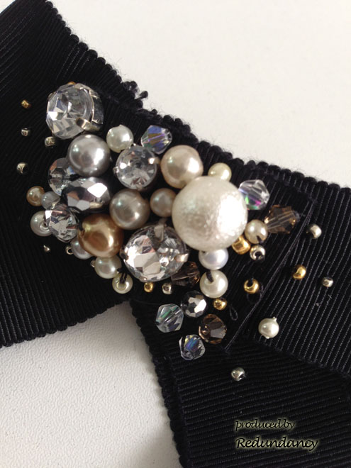 ブラックのリボンビジュー付きバレッタ