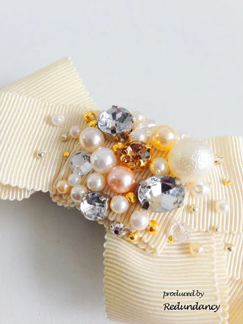 ライトベージュのリボンビジュー付きバレッタ