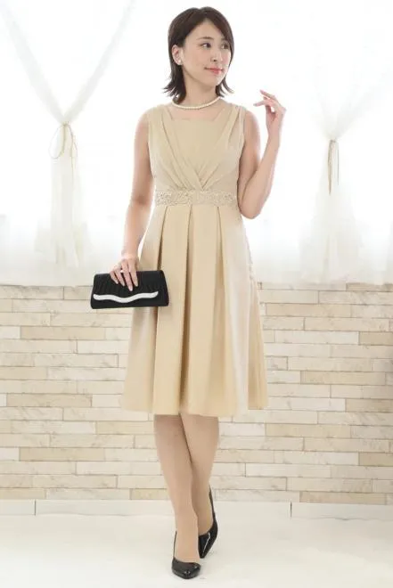 ベージュのウエスト刺繍入りシャンタンドレス