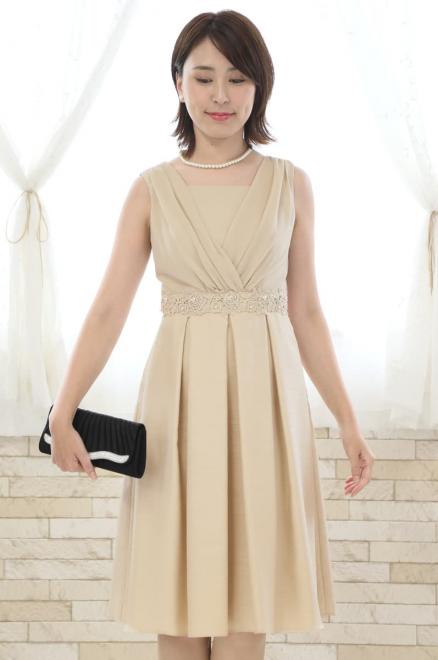 ベージュのウエスト刺繍入りシャンタンドレス