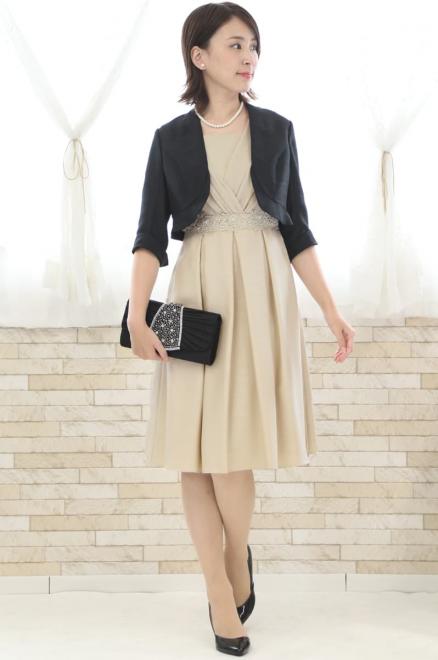 ベージュのウエスト刺繍入りシャンタンドレス