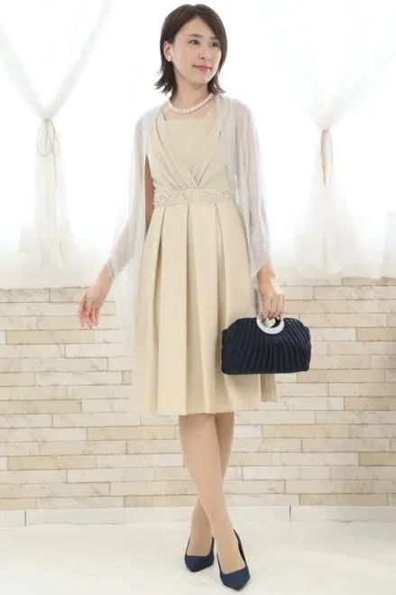 ベージュのウエスト刺繍入りシャンタンドレス