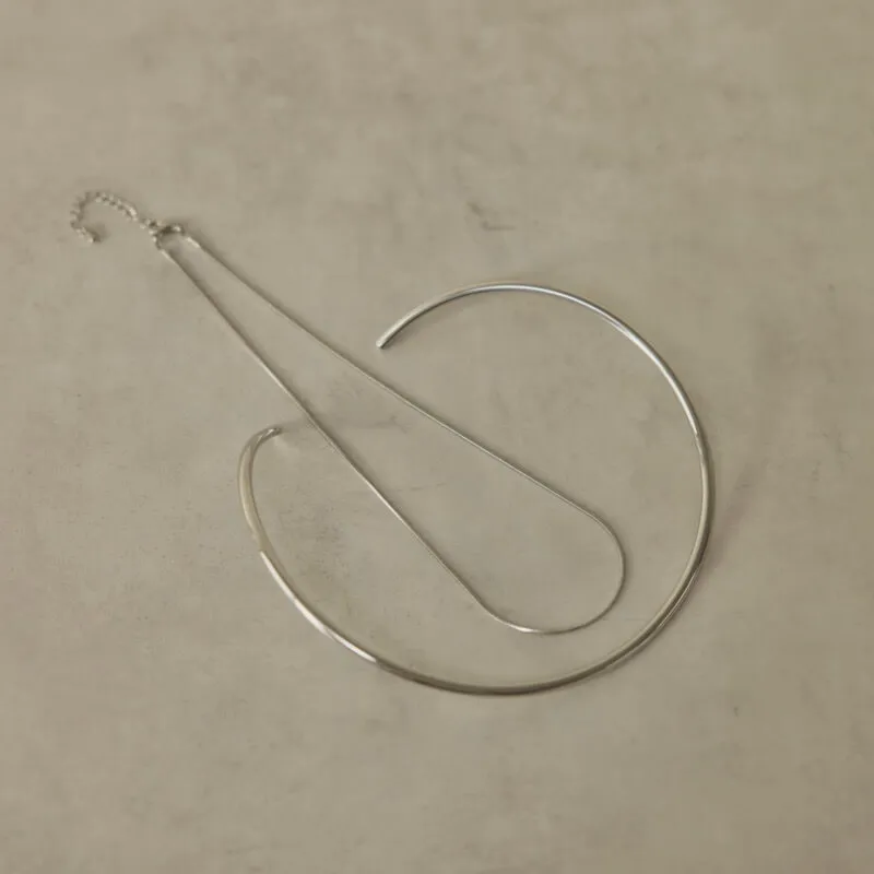 シルバーのメタルチョーカー×スネークネックレス