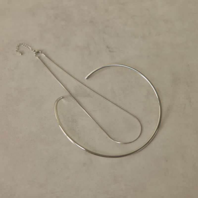 シルバーのメタルチョーカー×スネークネックレス