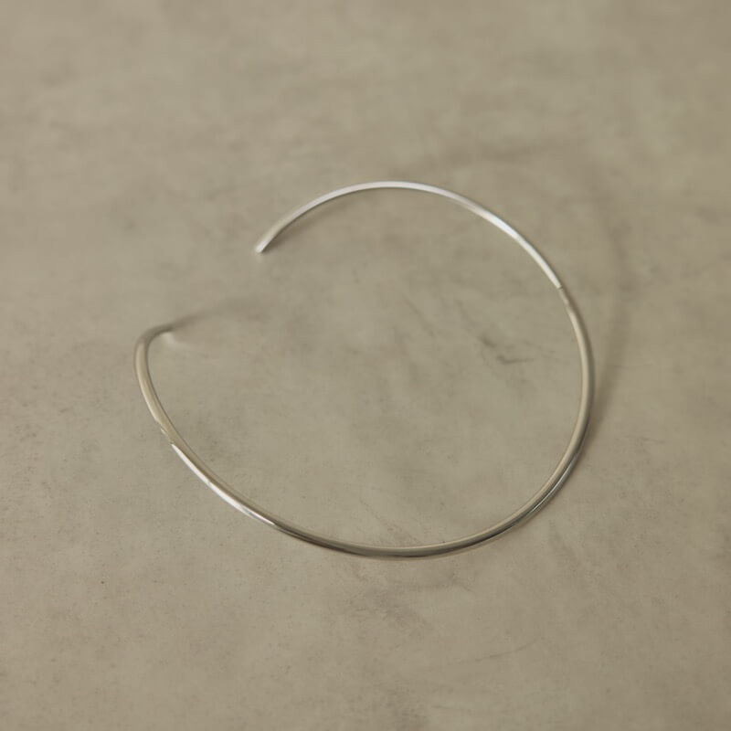 シルバーのメタルチョーカー×スネークネックレス