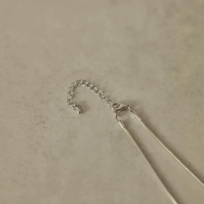 シルバーのメタルチョーカー×スネークネックレス