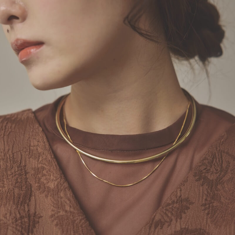 ゴールドのメタルチョーカー×スネークネックレス