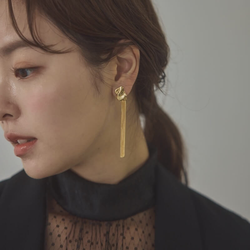 ゴールドのフリンジチェーンイヤリング