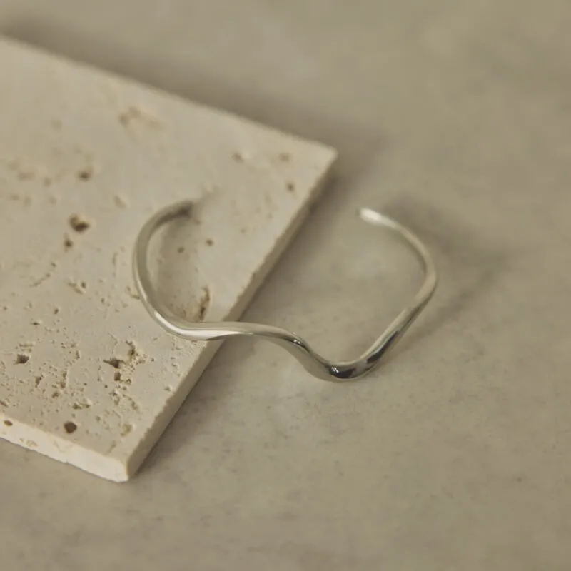 シルバーのウェーブバングル