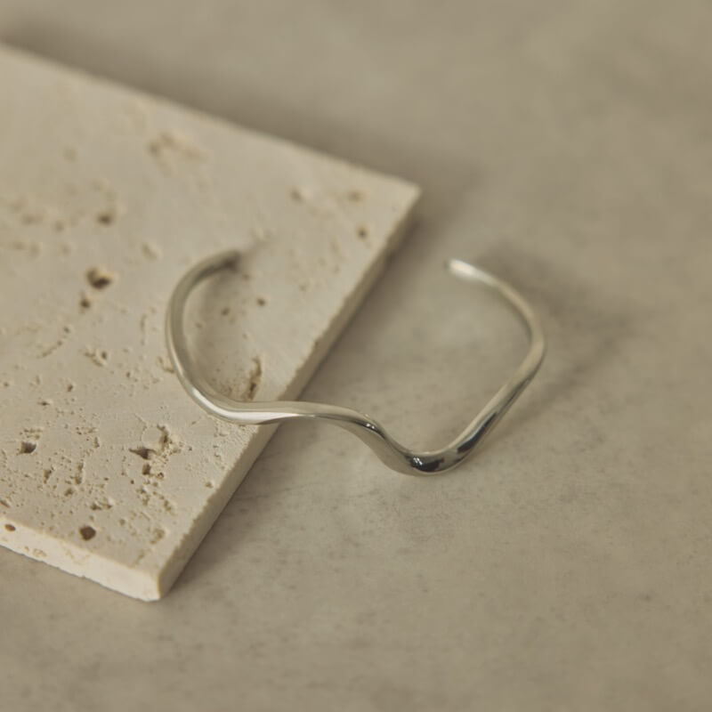 シルバーのウェーブバングル