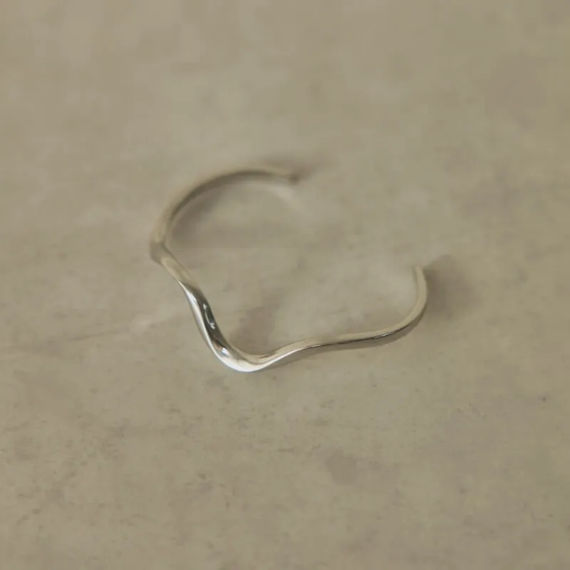 シルバーのウェーブバングル