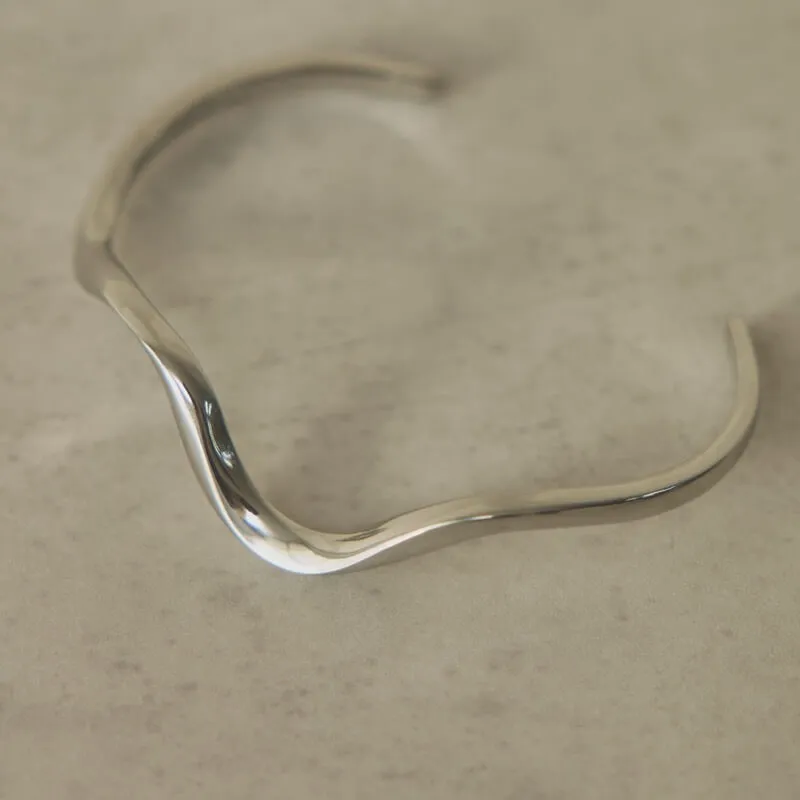 シルバーのウェーブバングル