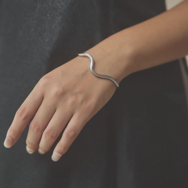 シルバーのウェーブバングル