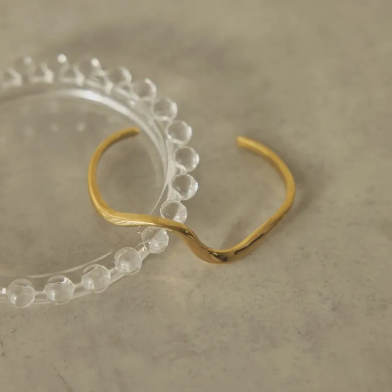 ゴールドのウェーブバングル