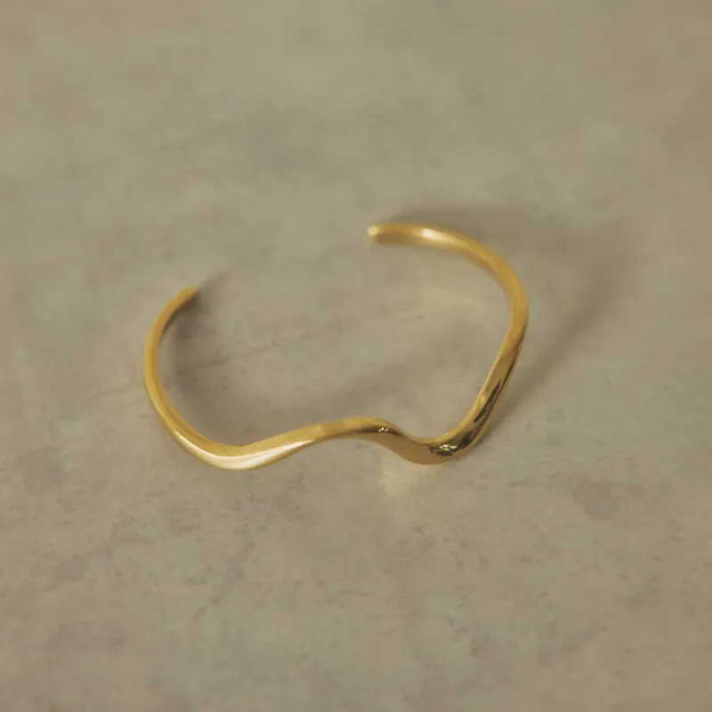 ゴールドのウェーブバングル